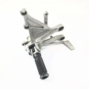 Honda CBR 1000 RR SC57 [2006] - Førerfotstøtte til høyre med bremsepedalfotstøttesystem