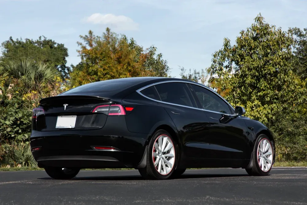 Skvettlapp Tesla Model 3 / sett 4 stk. (2017-2023) – (PU) polyuretan + ABS Automotive