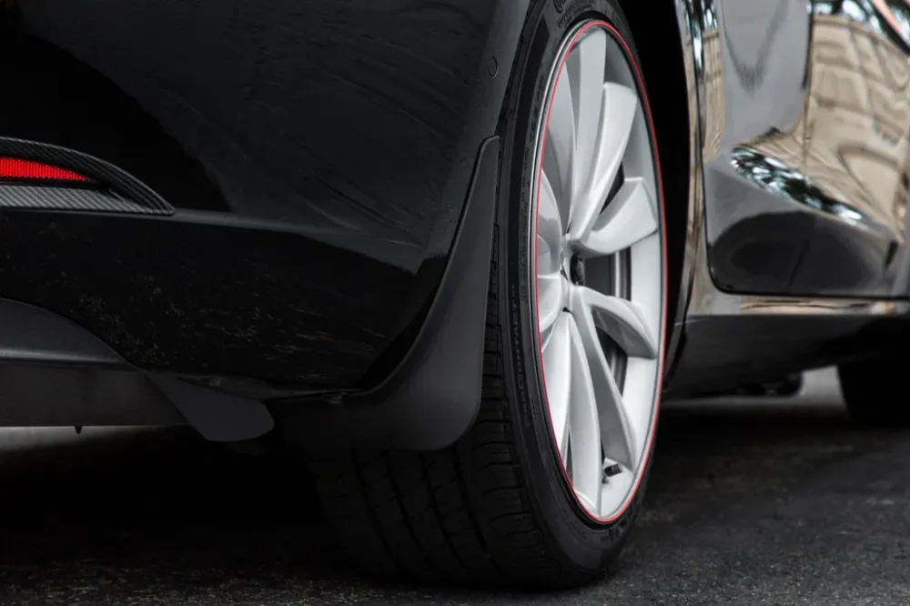 Skvettlapp Tesla Model 3 / sett 4 stk. (2017-2023) – (PU) polyuretan + ABS Automotive